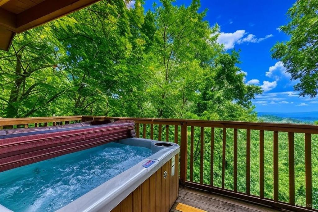 Serenity Heights, Amazing Views, Hot Tub Pool Access, 1089 Free Tickets Each Paid Day, Dollywood Gatlinburg