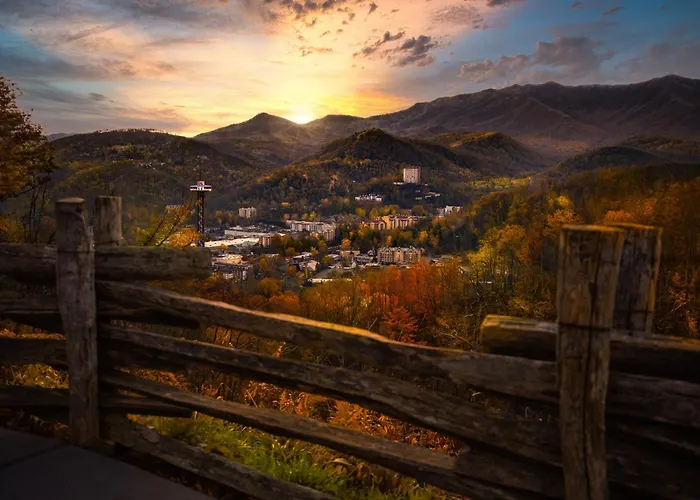 Serenity Heights, Amazing Views, Hot Tub Pool Access, 1089 Free Tickets Each Paid Day, Dollywood