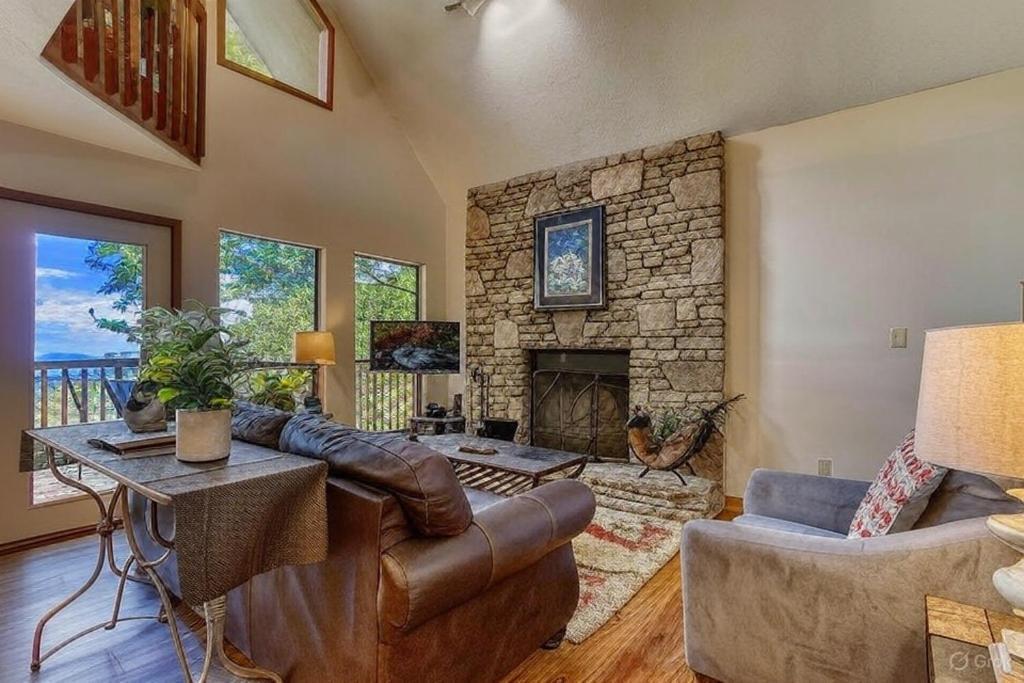 Chalet Serenity Heights, Amazing Views, Hot Tub Pool Access, 1089 Free Tickets Each Paid Day, Dollywood Gatlinburg